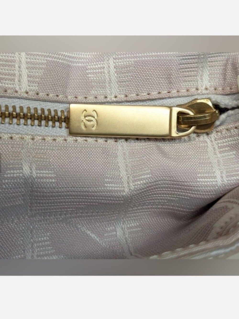 20 4 20 CHANEL Pale Pink Travel Line Tote with Cream Handles Like New Condition - Picture 13 of 15